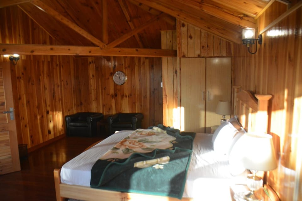 Bed, Photo of the whole room, Seating area, Bedroom, wardrobe