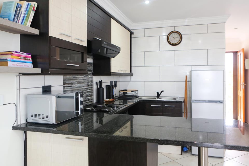 Kitchen or kitchenette, minibar, stove