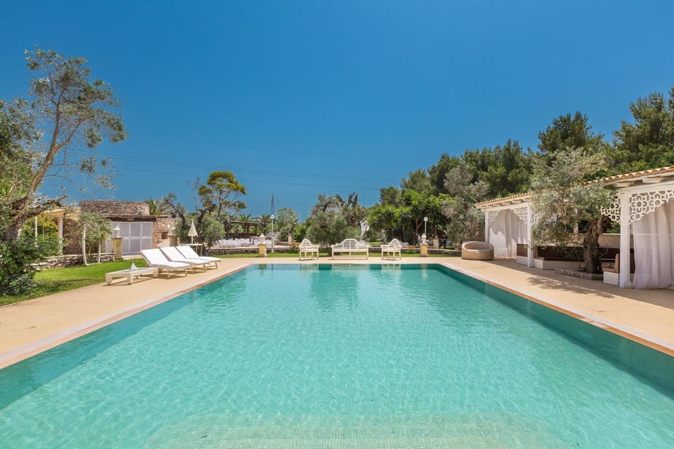 Swimming pool, sunbed
