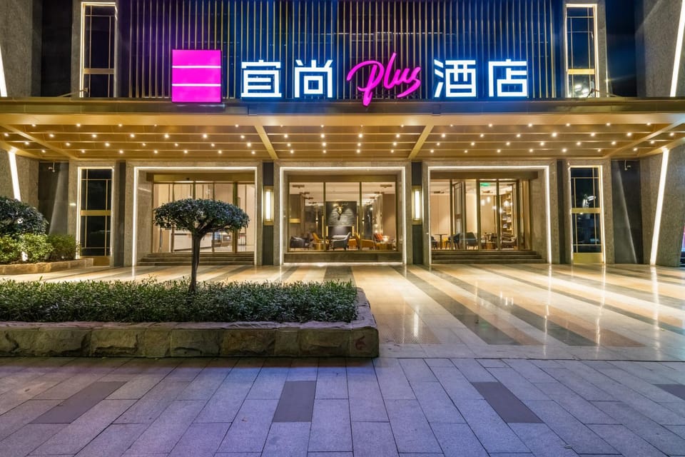 Property building, Facade/entrance, Night