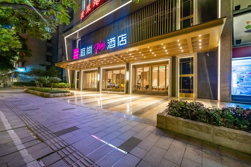 Property building, Facade/entrance, Night