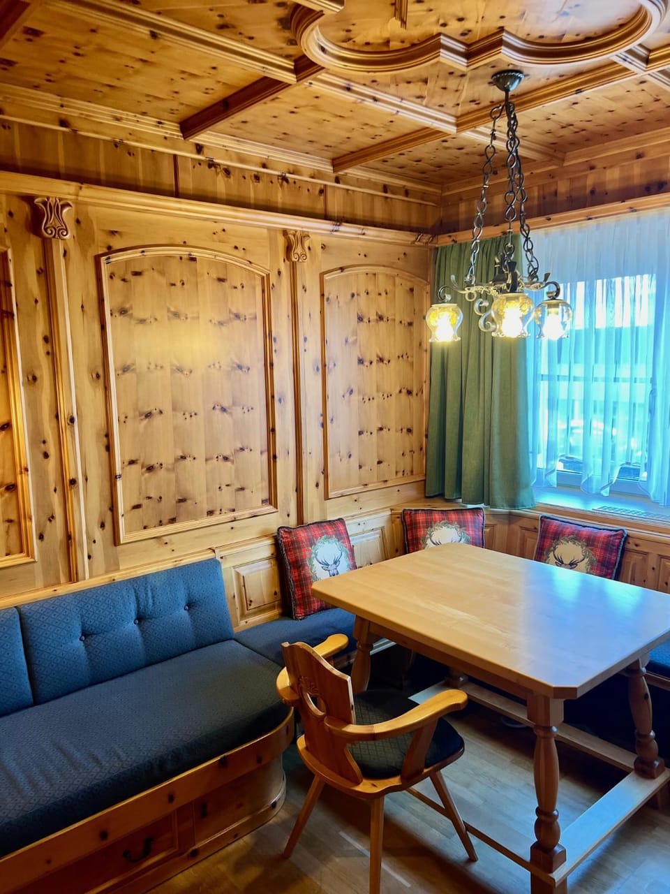 Seating area, Dining area
