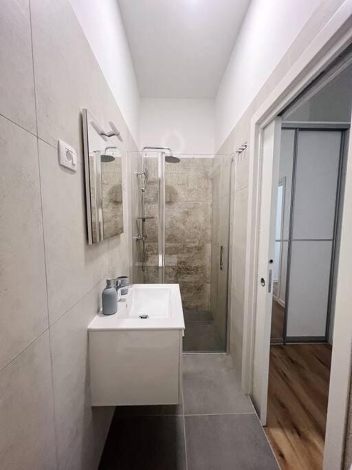 Shower, Bathroom, towels