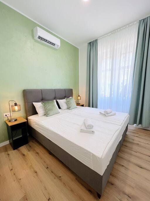 Bed, Bedroom, towels, air conditioner