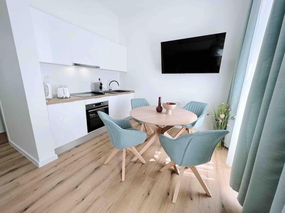 TV and multimedia, Coffee/tea facilities, Kitchen or kitchenette, Living room, Seating area, Dining area, pet friendly, stove