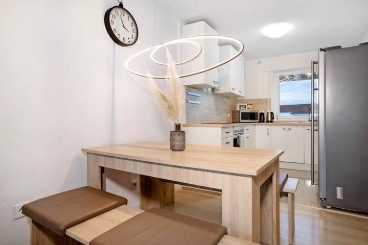 Kitchen or kitchenette, Dining area, stove