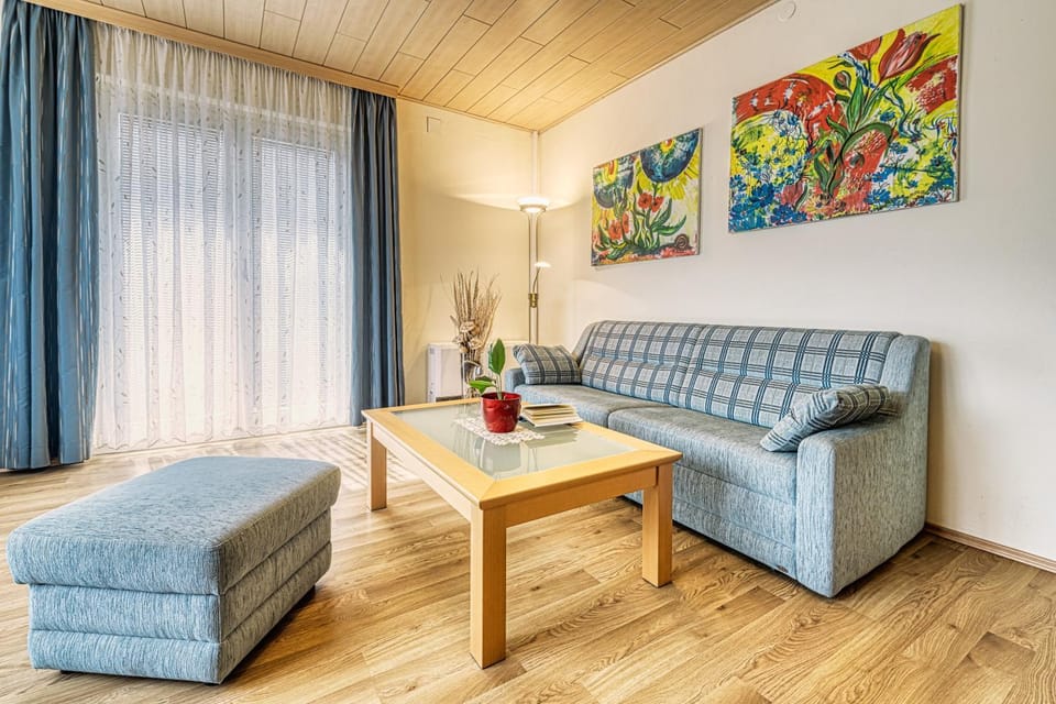Living room, Photo of the whole room, Seating area
