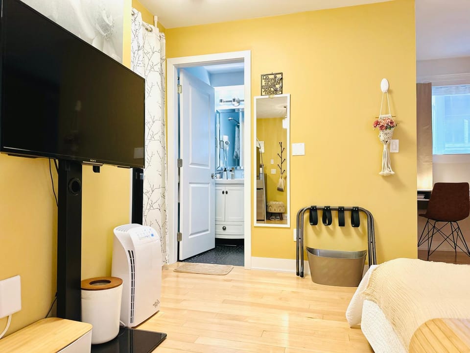Modern King Studio - 10 mins to Downtown - Free Parking & Pet Friendly Vacation rental in Vancouver