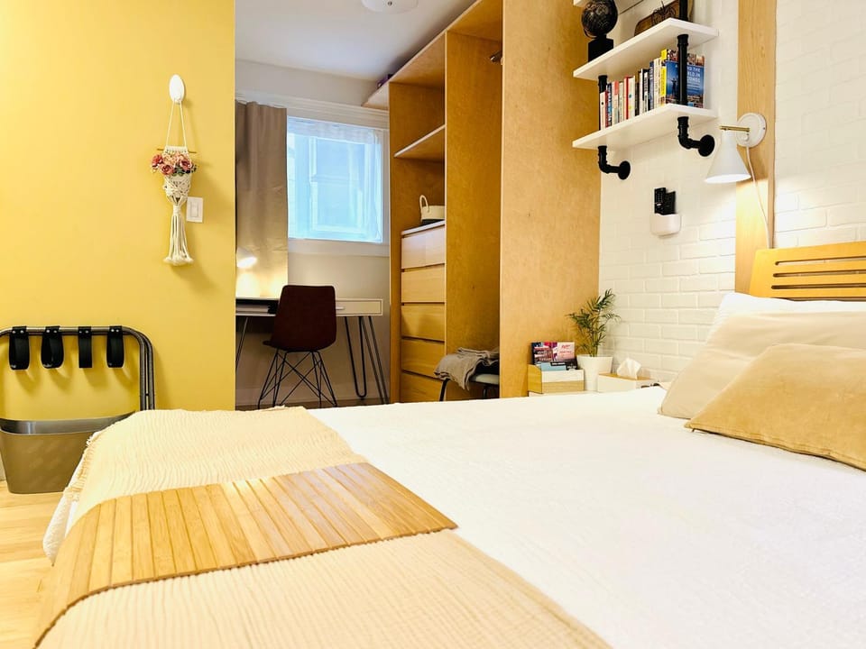 Modern King Studio - 10 mins to Downtown - Free Parking & Pet Friendly Vacation rental in Vancouver