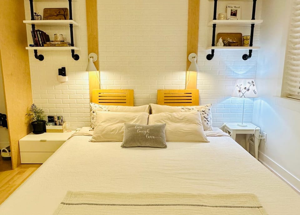 Modern King Studio - 10 mins to Downtown - Free Parking & Pet Friendly Vacation rental in Vancouver