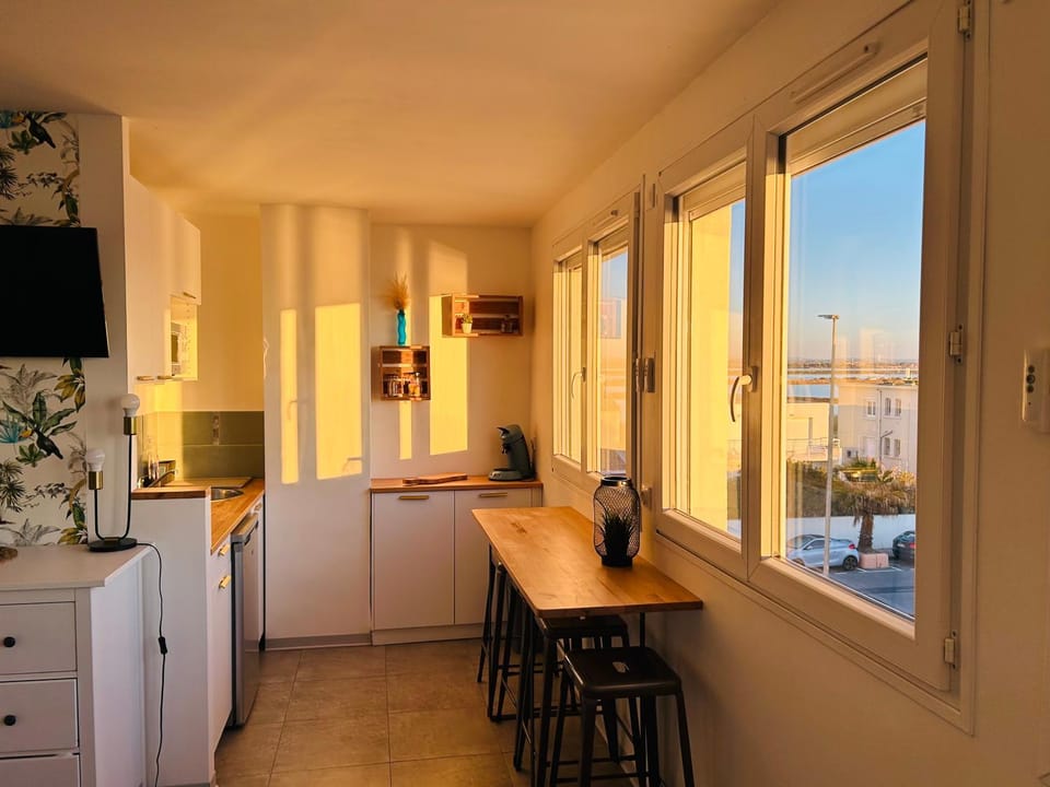 Kitchen or kitchenette, Dining area