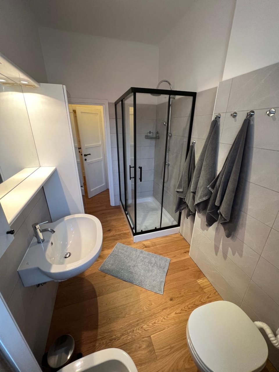 Shower, Toilet, Bathroom, towels