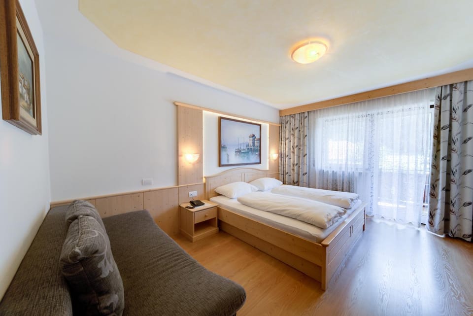 Photo of the whole room, Decorative detail