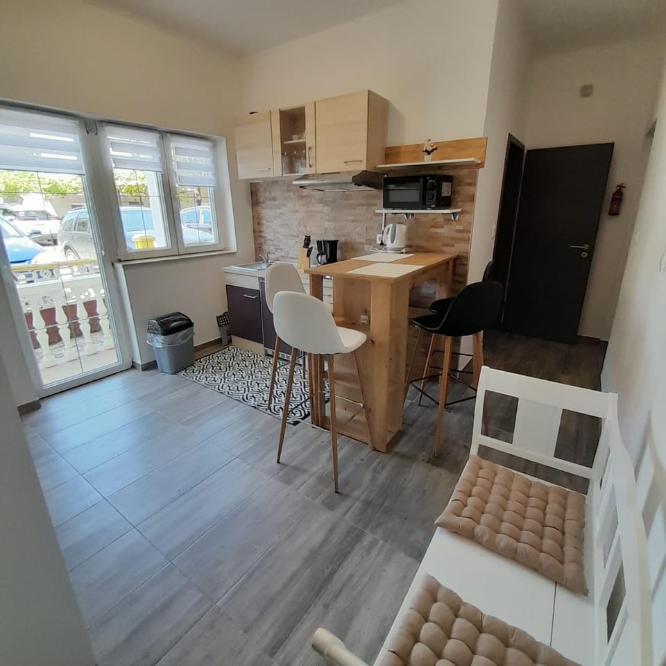 Kitchen or kitchenette, Living room, Dining area, minibar, stove