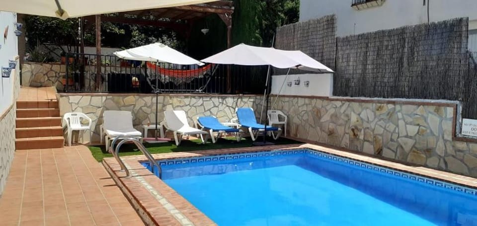 Swimming pool, sunbed