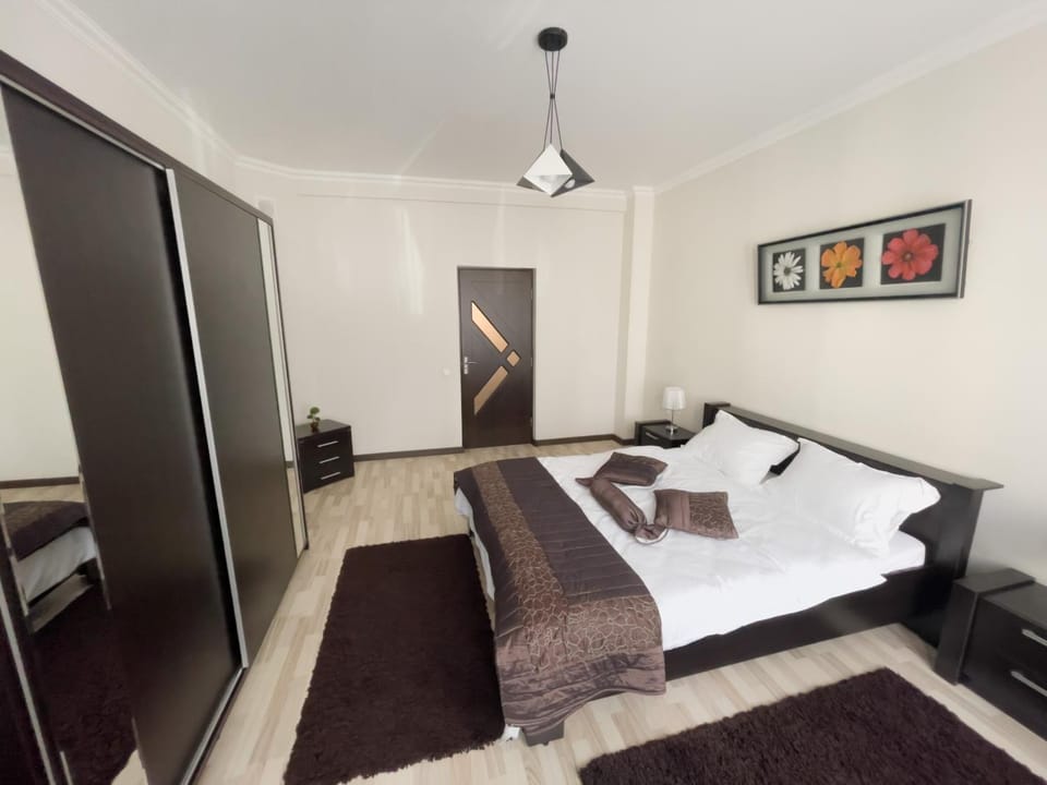 Bed, TV and multimedia, Bedroom, towels, wardrobe