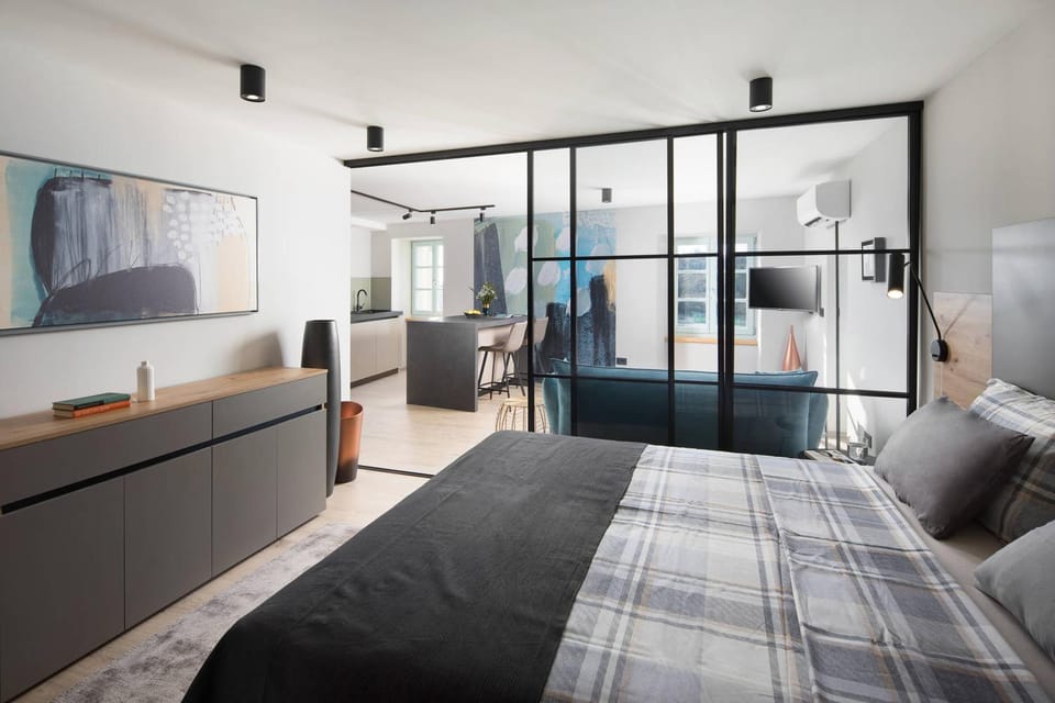 Bed, TV and multimedia, Kitchen or kitchenette, Living room, Bedroom