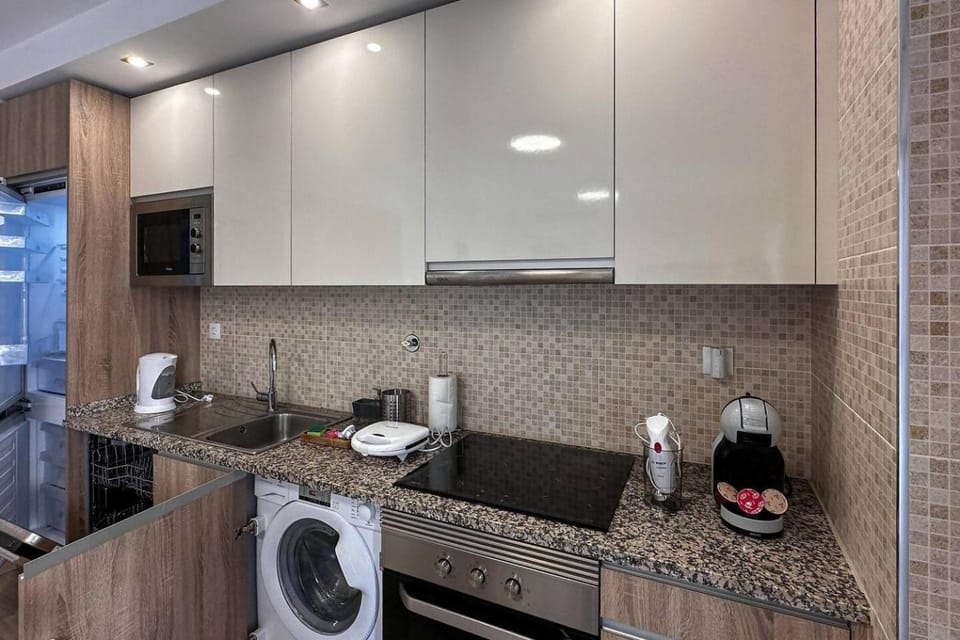 Coffee/tea facilities, Kitchen or kitchenette, dishwasher, oven, stove, washing machine