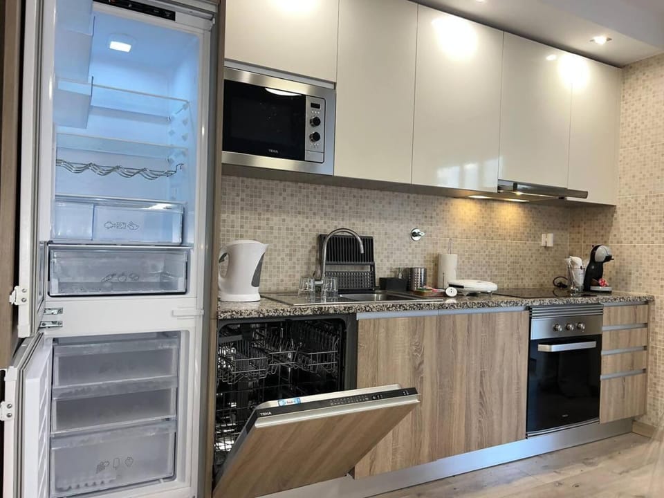 Coffee/tea facilities, Kitchen or kitchenette, dishwasher, oven, stove, toaster
