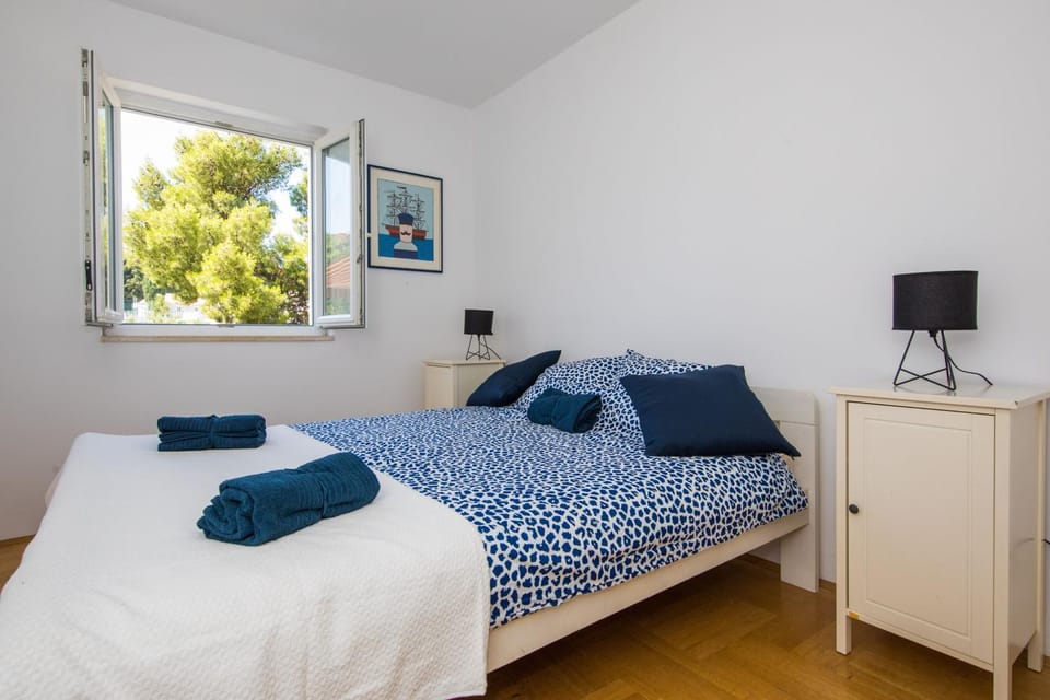 Bed, Photo of the whole room, Bedroom, towels