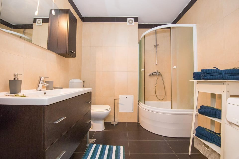 Shower, Toilet, Bathroom, towels