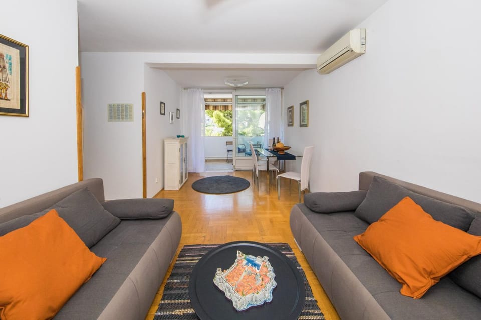 Living room, Seating area, Dining area, air conditioner