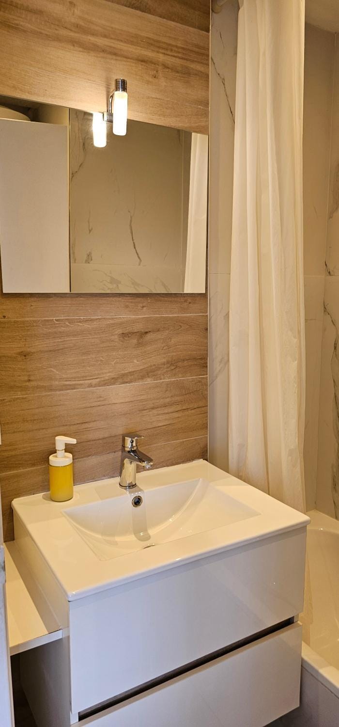 Studi'Hotel cœur Sablettes CLIM parking H24 total autonomie Apartment in La Seyne-sur-Mer