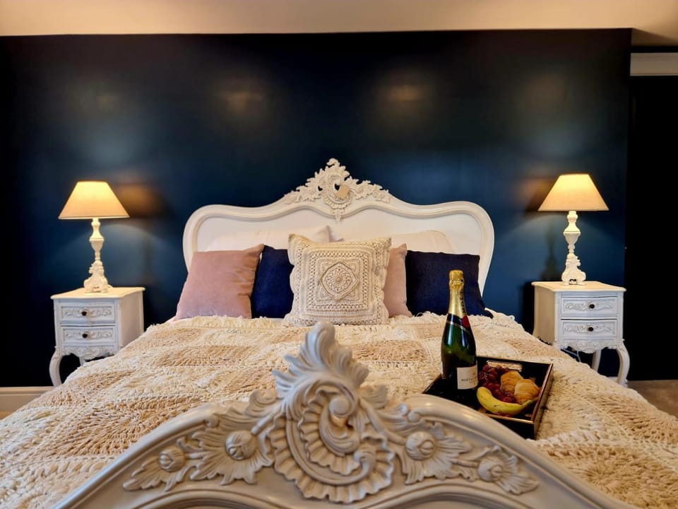 Hamilton-The Alexander suite luxury holiday Let's Apartment in Wyre District