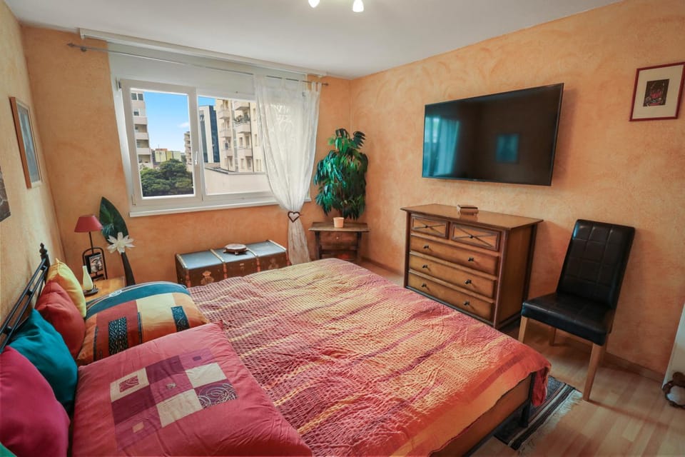 Photo of the whole room, Bedroom