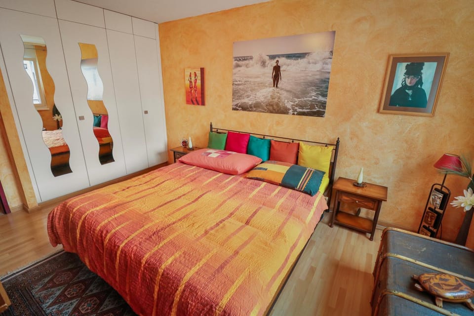 Photo of the whole room, Bedroom