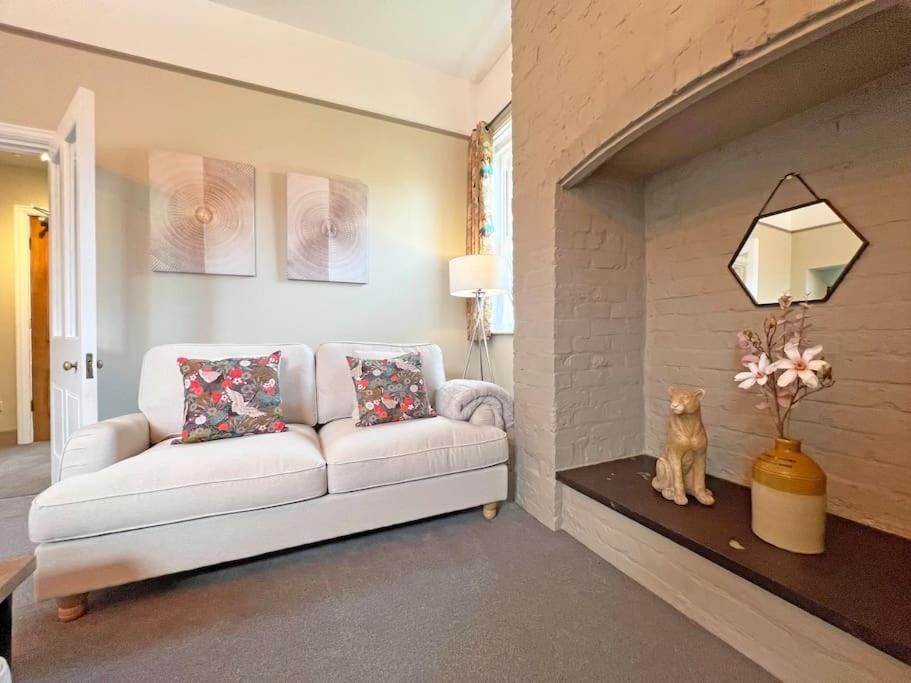 2-Bed Victorian Elegance Apartment in Chester
