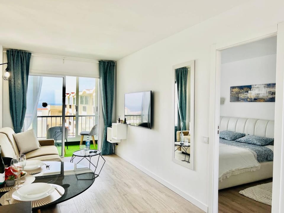 Communal lounge/ TV room, Bed, TV and multimedia, Living room, Photo of the whole room, Seating area, Bedroom, Sea view, hair dresser