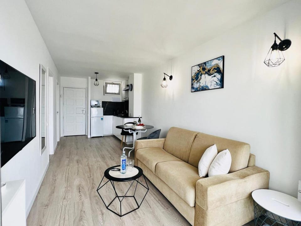 TV and multimedia, Kitchen or kitchenette, Living room, Seating area, Dining area