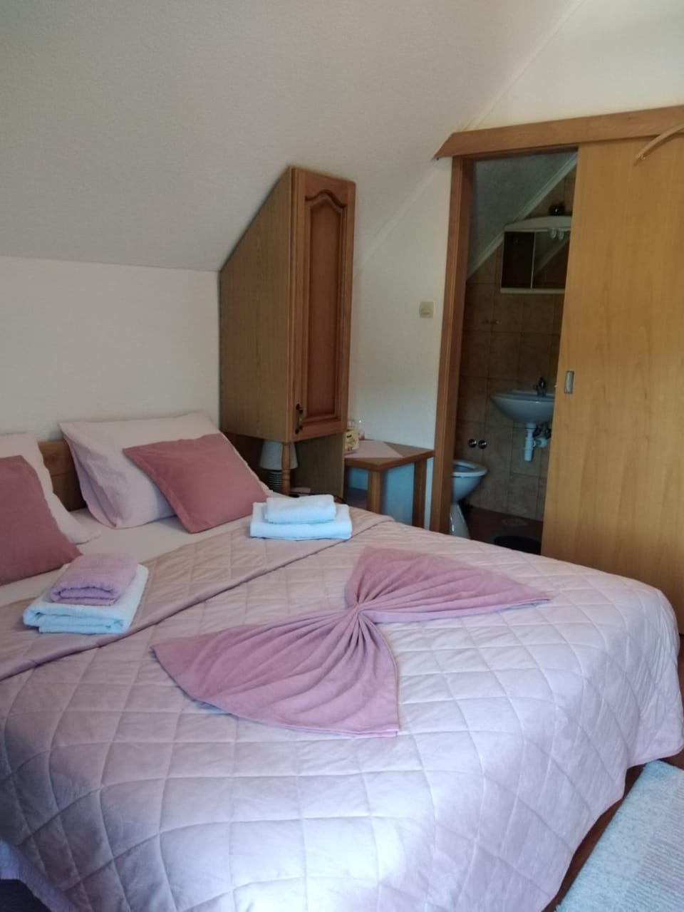 Bed, Bedroom, towels