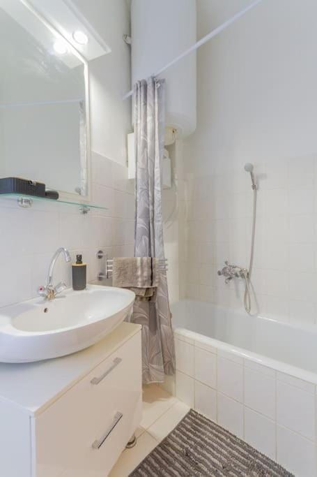 Poppy's Home by the Danube by NW Apartment in Budapest