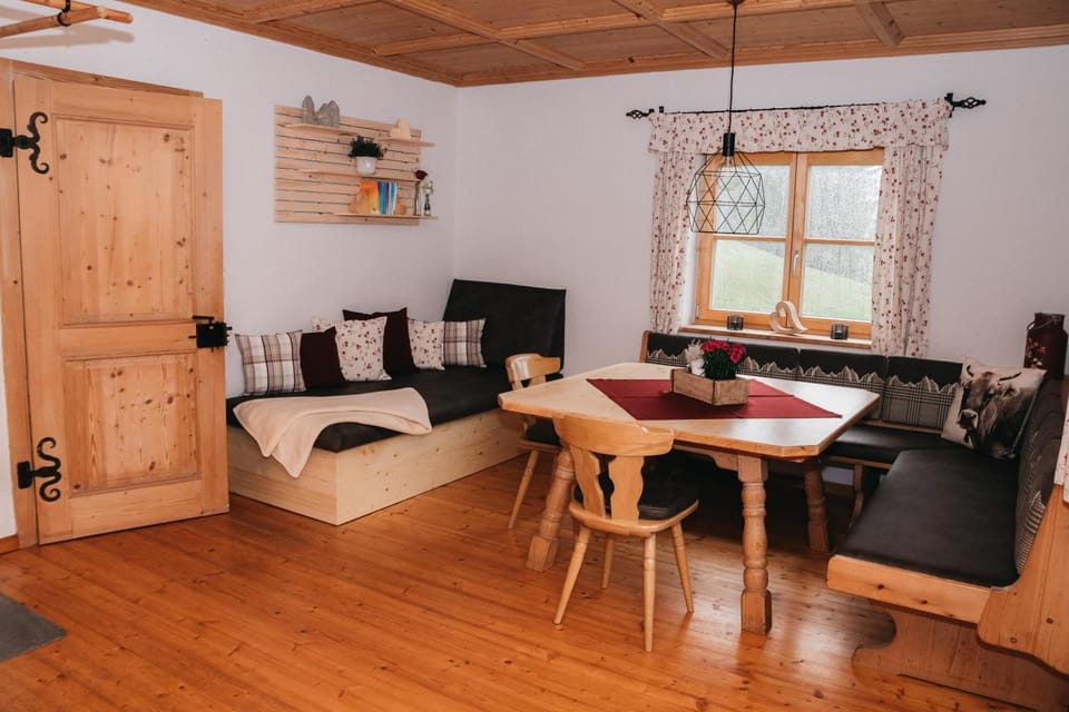 Bed, Seating area, Dining area