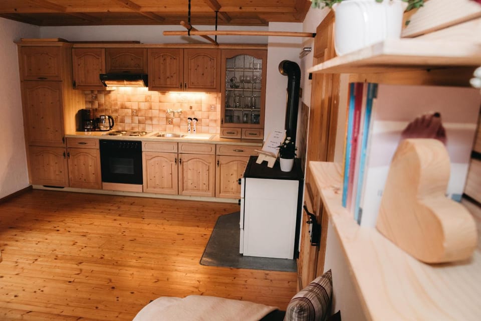 Kitchen or kitchenette, pet friendly, stove