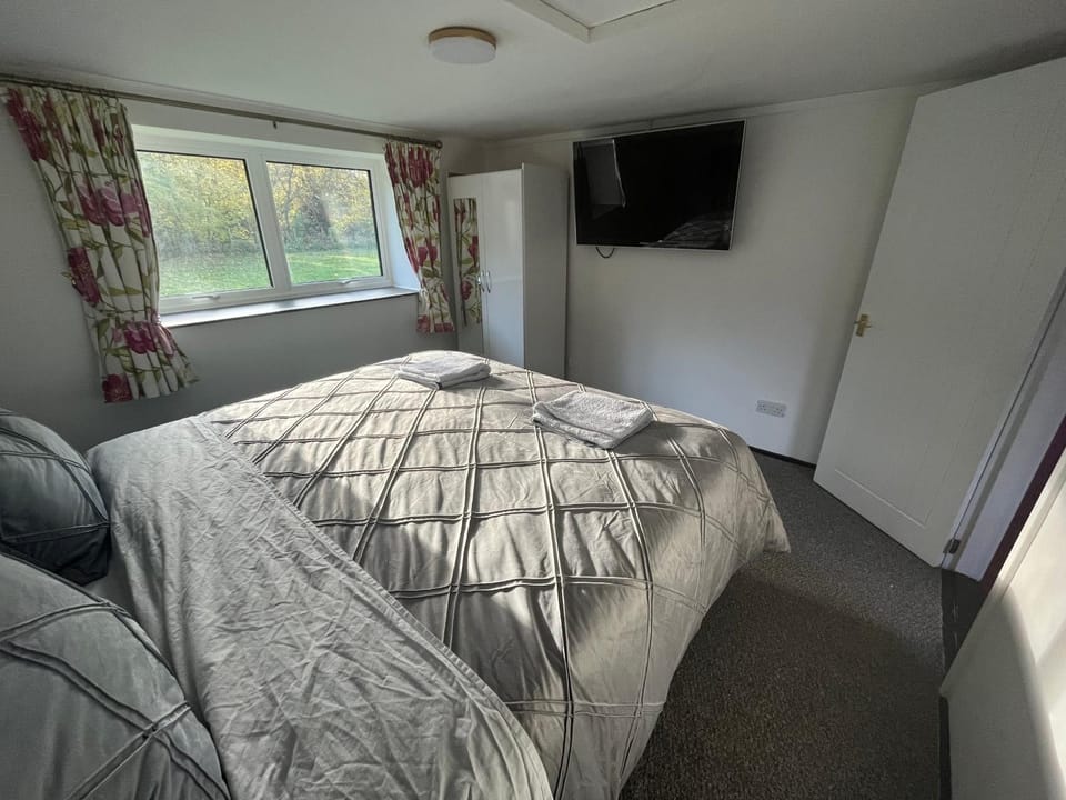 Bed, TV and multimedia, Photo of the whole room, Evening entertainment, Bedroom