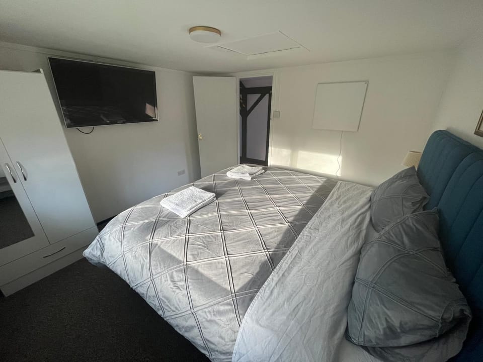 Bed, TV and multimedia, Photo of the whole room, Bedroom