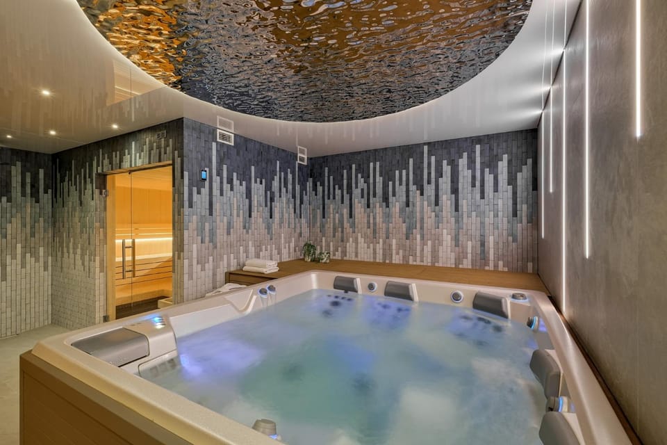 Hot Tub, Sauna