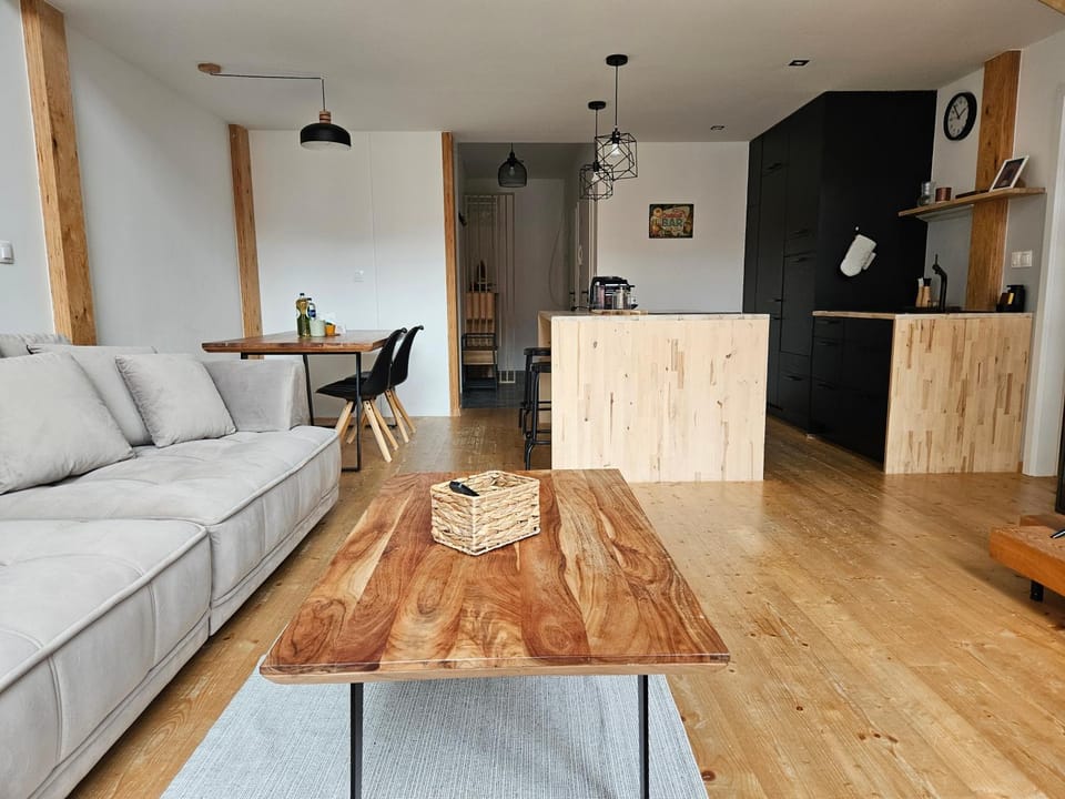 Kitchen or kitchenette, Living room, Seating area, Dining area