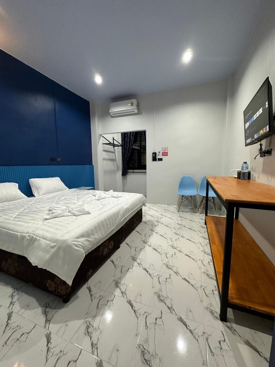 Bed, TV and multimedia, Kitchen or kitchenette, Photo of the whole room, Bedroom, hair dresser, air conditioner