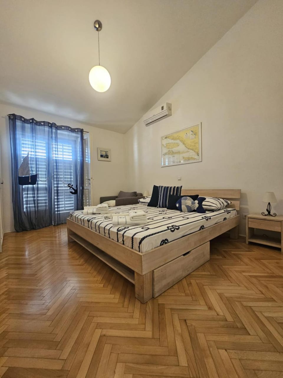 Bed, Photo of the whole room, Bedroom