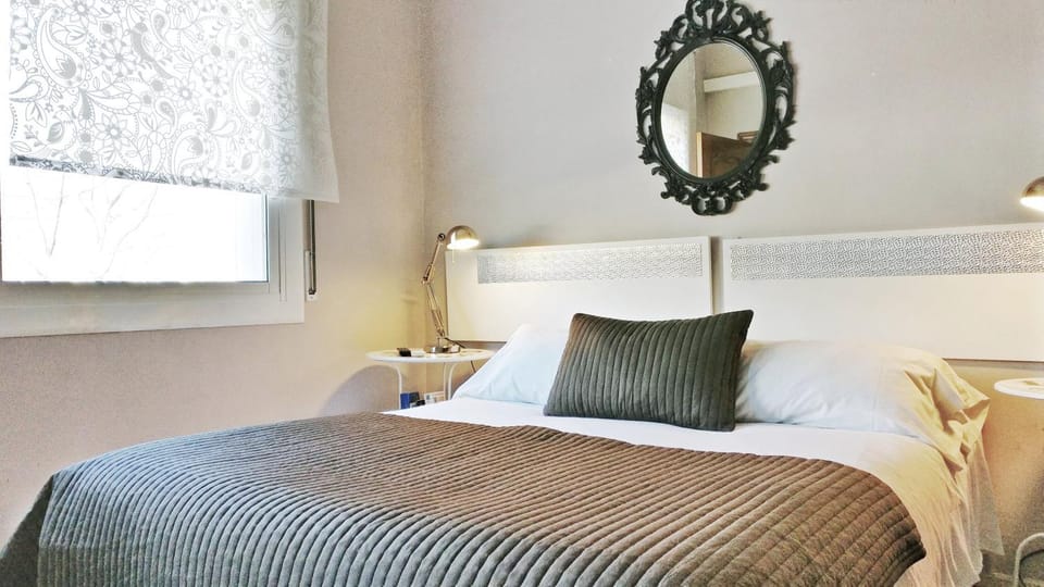 Bed, Photo of the whole room, Bedroom, On site