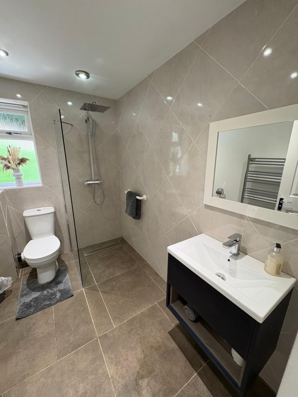 Shower, Toilet, Bathroom, towels