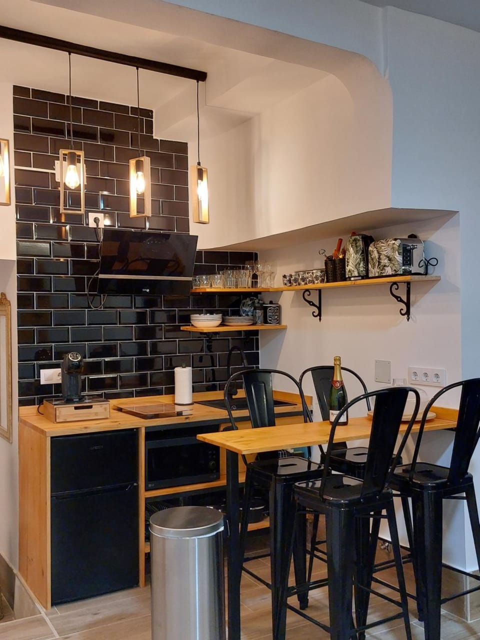 Kitchen or kitchenette, Dining area