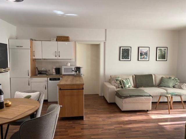Kitchen or kitchenette, Living room, Seating area