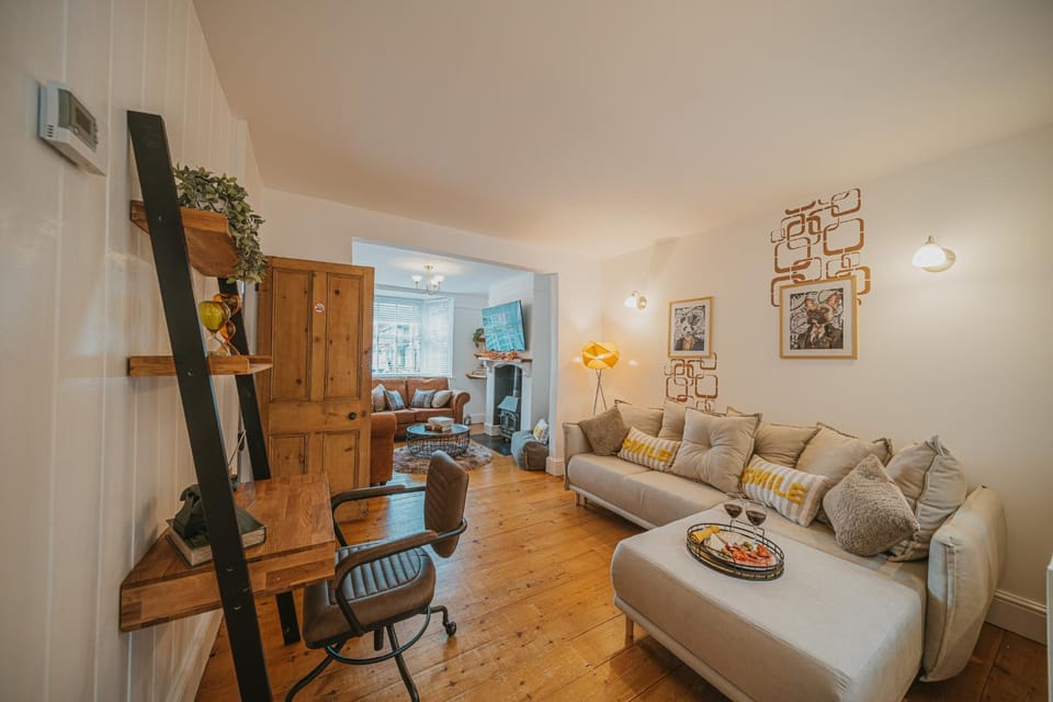 Bed, TV and multimedia, Living room, Seating area