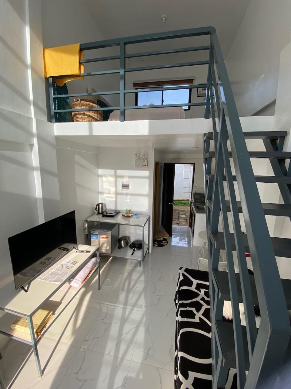 Bed, TV and multimedia, Kitchen or kitchenette, Living room, Photo of the whole room, Seating area, Bedroom