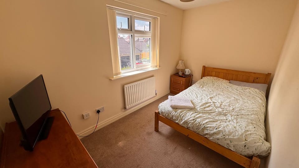 Bed, TV and multimedia, Photo of the whole room, Bedroom